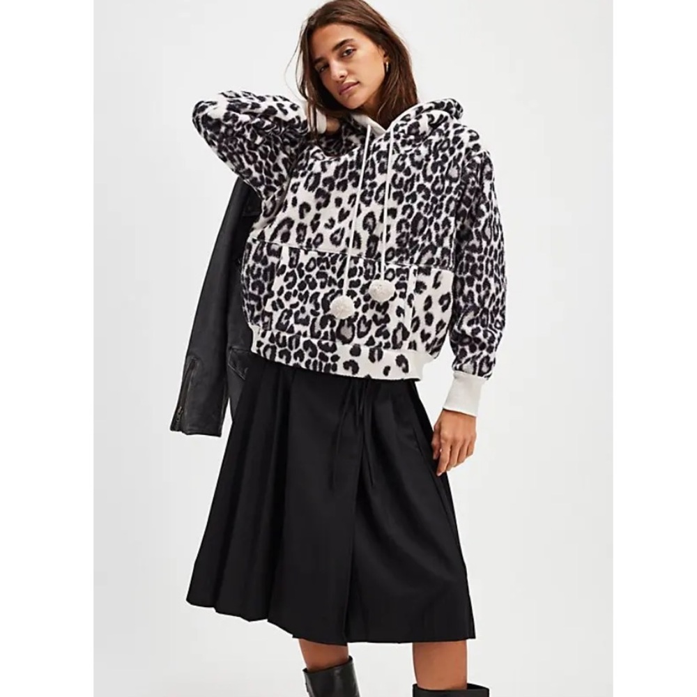 2076. Free People With Love Sweatshirt - Picture 4 of 5